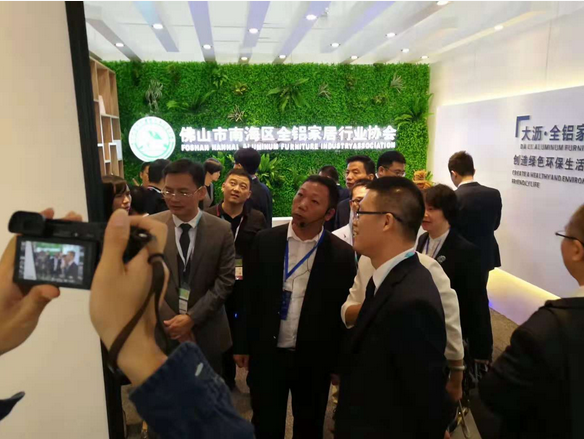 南海區(qū)委常委伍志強、大瀝鎮(zhèn)鎮(zhèn)長黃偉明等視察大瀝全鋁家居香港館