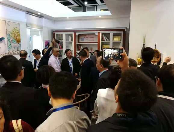 南海區(qū)委常委伍志強、大瀝鎮(zhèn)鎮(zhèn)長黃偉明等視察大瀝全鋁家居香港館