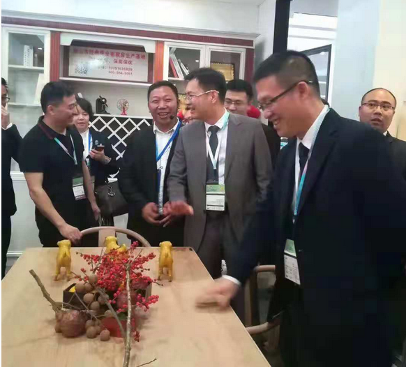 南海區(qū)委常委伍志強、大瀝鎮(zhèn)鎮(zhèn)長黃偉明等視察大瀝全鋁家居香港館