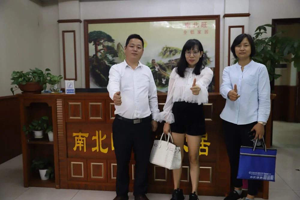 歷經(jīng)7載的細心耕耘，南北旺鋁家居不僅擁有完整產(chǎn)業(yè)鏈條（擠壓、氧化、噴涂、木紋、倉儲等）和設(shè)計研發(fā)能力強（有多項實用新型專利產(chǎn)品），在疫情當(dāng)下的今年還實現(xiàn)鋁型材銷量穩(wěn)步增長的“奇跡”！  近日，佛山市南海區(qū)全鋁家居行業(yè)協(xié)會秘書長龐宴冰帶領(lǐng)秘書處，走訪了副會長單位（南北旺），與黃彬總經(jīng)理就企業(yè)現(xiàn)狀、品牌打造、行業(yè)走向等深入交流。