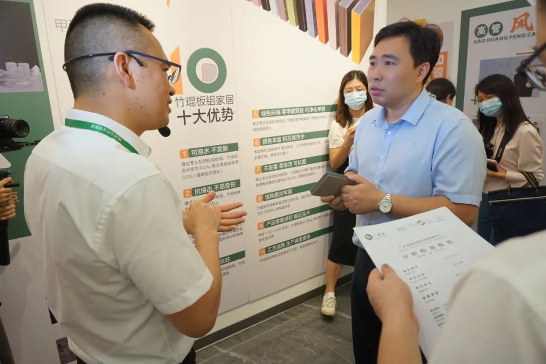 譚董事長向游鎮(zhèn)長詳細(xì)介紹企業(yè)專利板材（竹琨板）