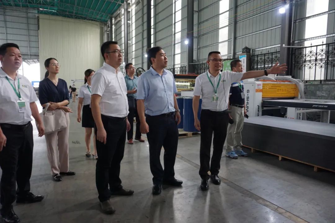 調(diào)研組參觀板材生產(chǎn)車間 調(diào)研組參觀板材生產(chǎn)車間