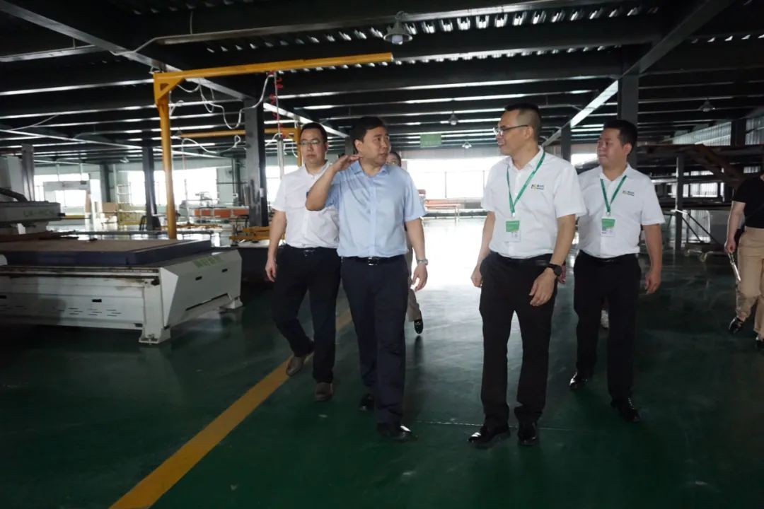 調(diào)研組參觀成品生產(chǎn)車間 調(diào)研組參觀成品生產(chǎn)車間