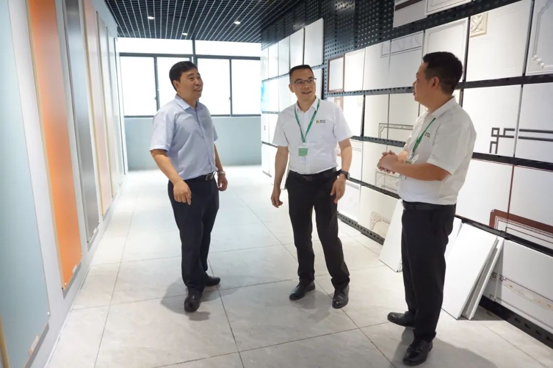 黃彬彬總經(jīng)理向游鎮(zhèn)長介紹企業(yè)產(chǎn)品的銷售情況 黃彬彬總經(jīng)理向游鎮(zhèn)長介紹企業(yè)產(chǎn)品的銷售情況