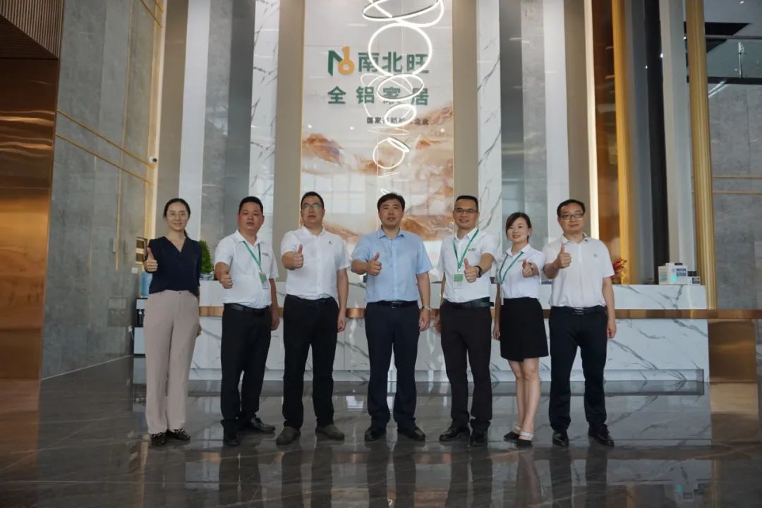 南北旺高管與調(diào)研組合影 南北旺高管與調(diào)研組合影
